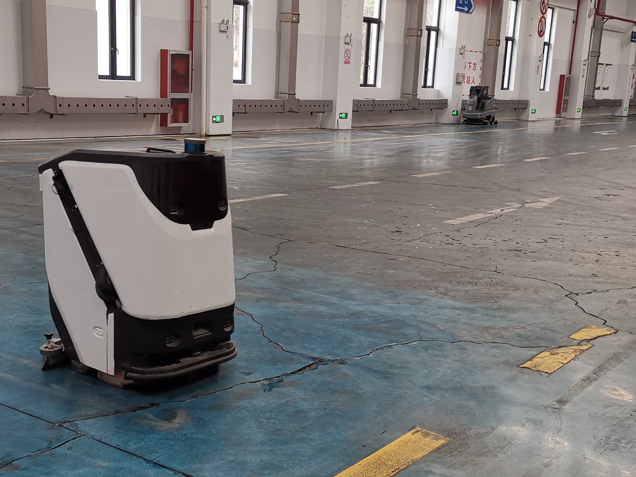 人工清潔費時長，成本高？坦力工業洗地機器人死磕“高效替代”自動巡航清掃油污粉塵，一人可管多機，大幅降低人力投入
